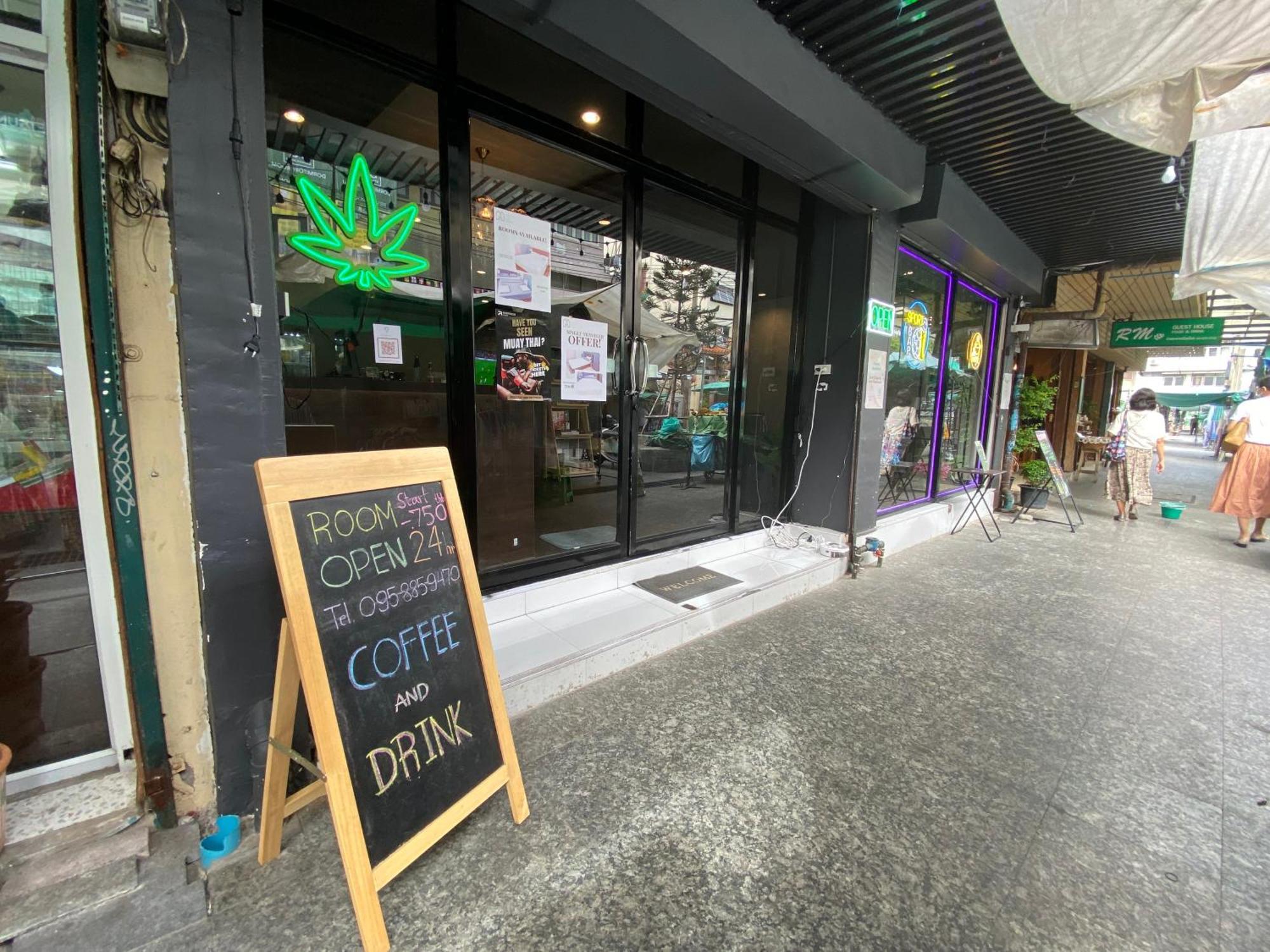 Bud Brew Beyond Dispensary And Hotel Bangkok Exterior foto