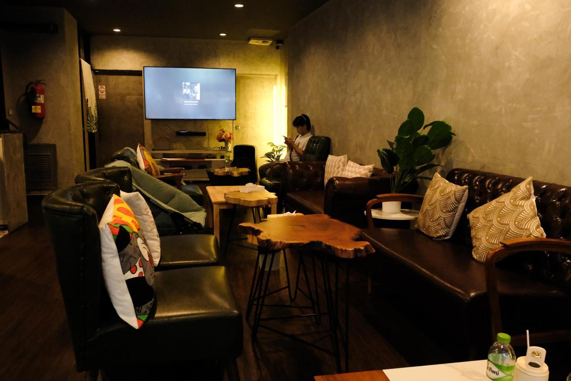 Bud Brew Beyond Dispensary And Hotel Bangkok Exterior foto