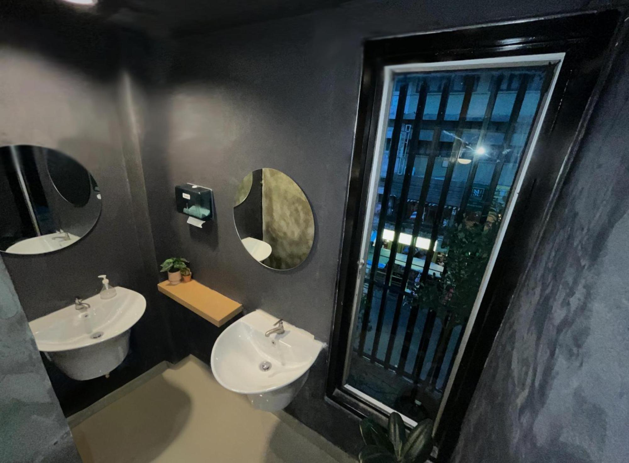 Bud Brew Beyond Dispensary And Hotel Bangkok Exterior foto